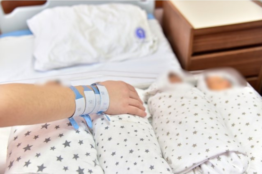 2 26 vjeçarja në Kosovë sjell në jetë KATËRNJAKË, ja si paraqitet gjendja e tyre!